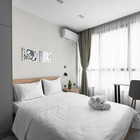 Avenue & Apartments, Nilie Hospitality Mgmt