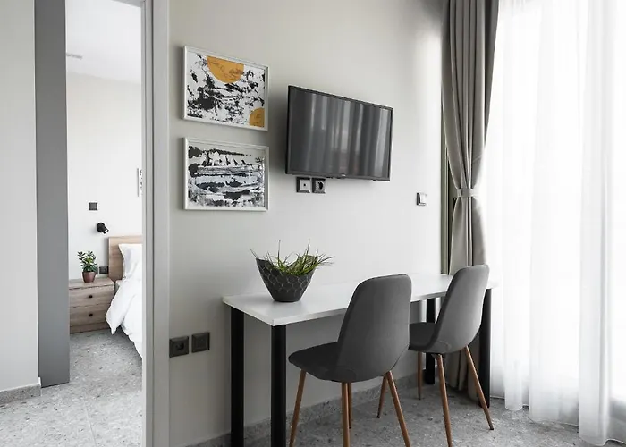 Avenue & Apartments, Nilie Hospitality Mgmt